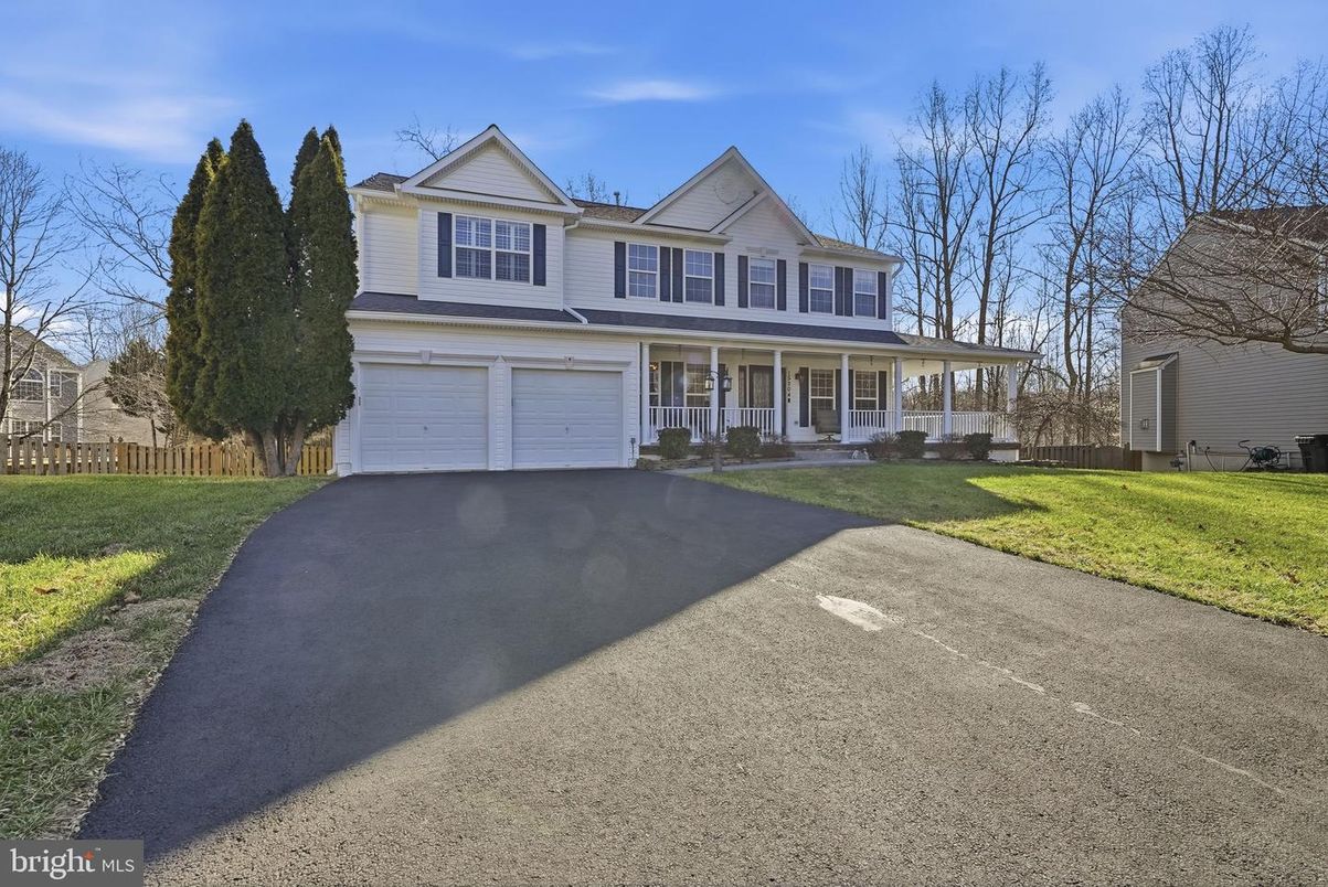 Attached, Exterior, Facade, Farmhouse