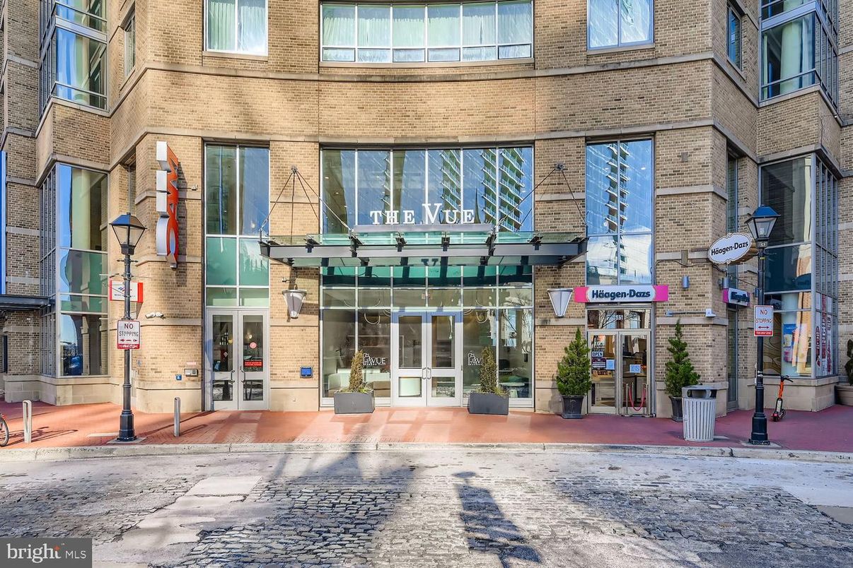 Exterior, Facade, Brick Facade, Rowhouse