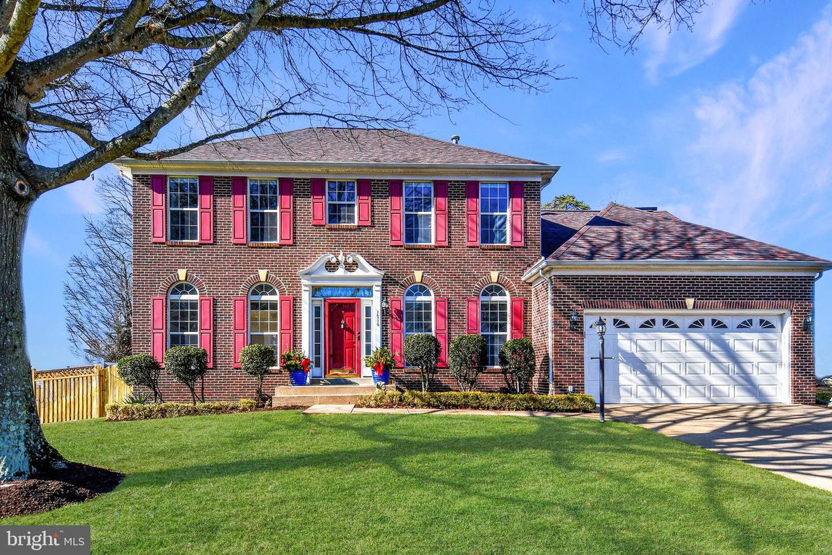 Attached, Exterior, Facade, Brick Facade, Georgian