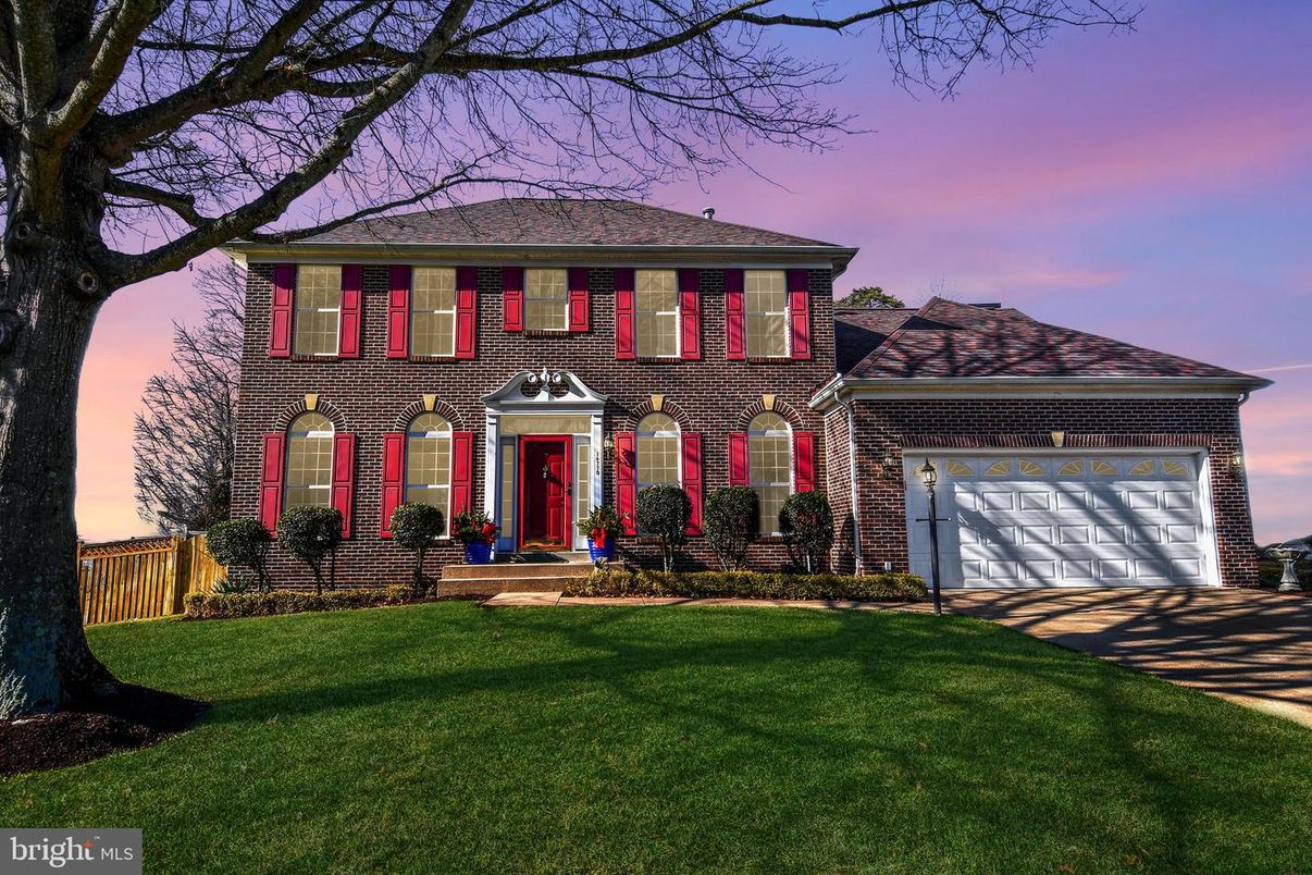 Attached, Exterior, Facade, Brick Facade, Georgian