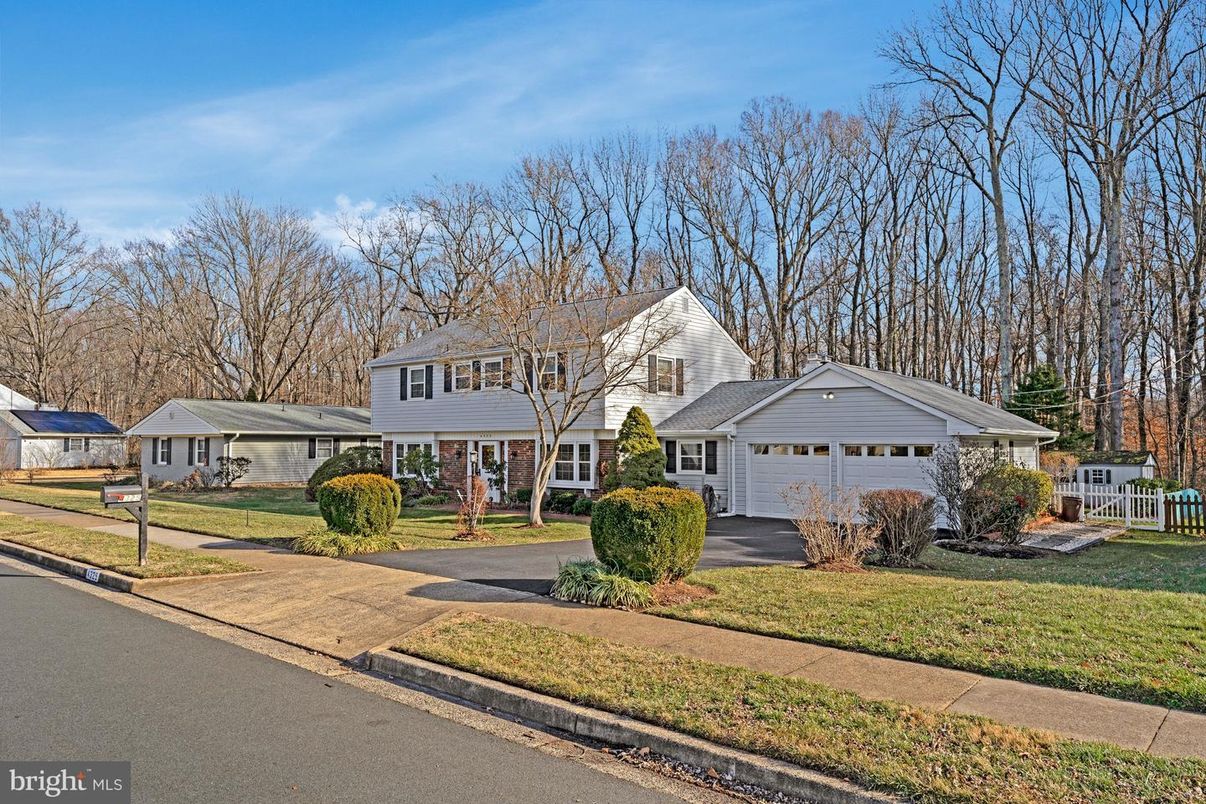 Attached, Exterior, Facade, Split Level