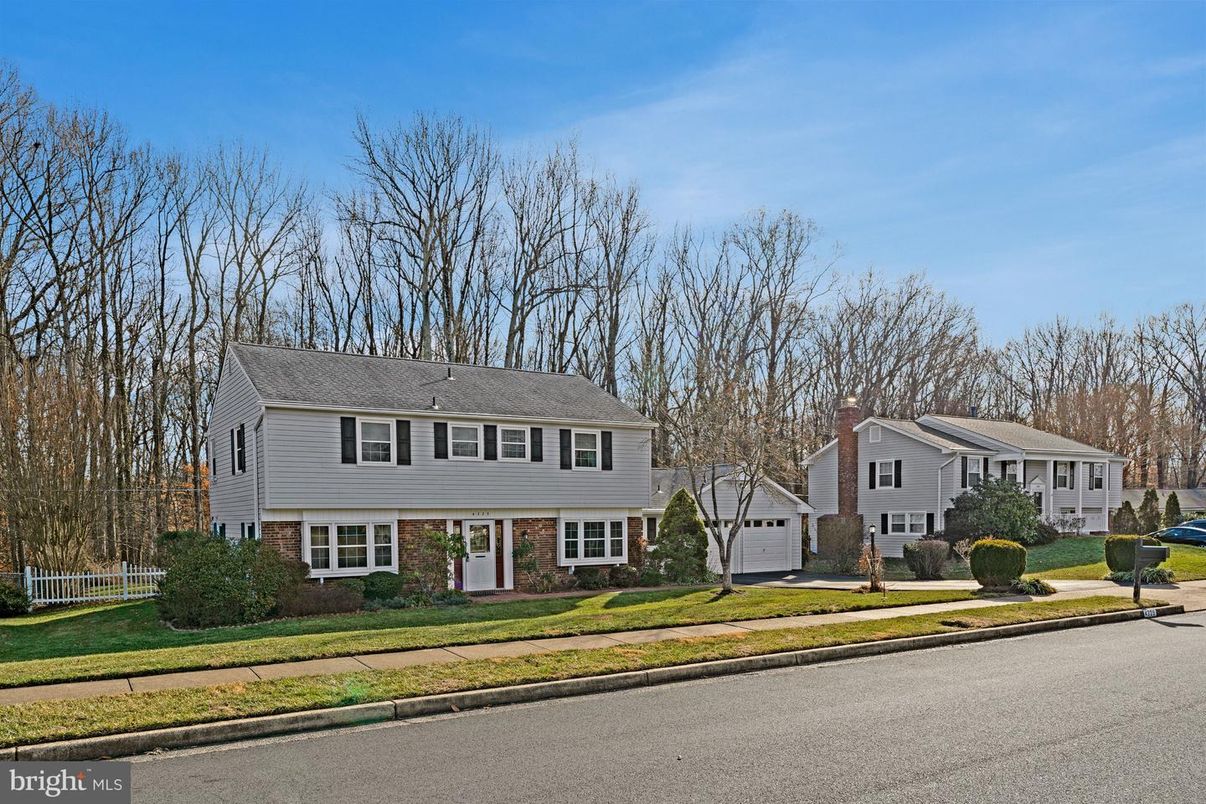 Attached, Exterior, Facade, Split Level