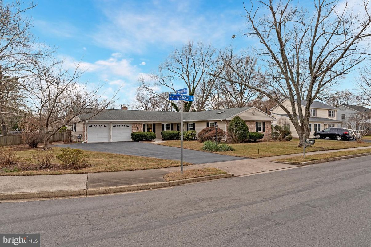 Attached, Exterior, Facade, Ranch