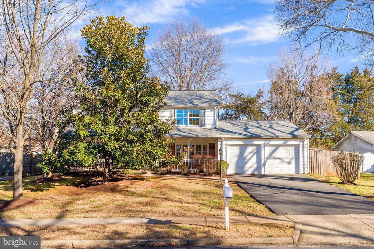 Attached, Exterior, Facade, None