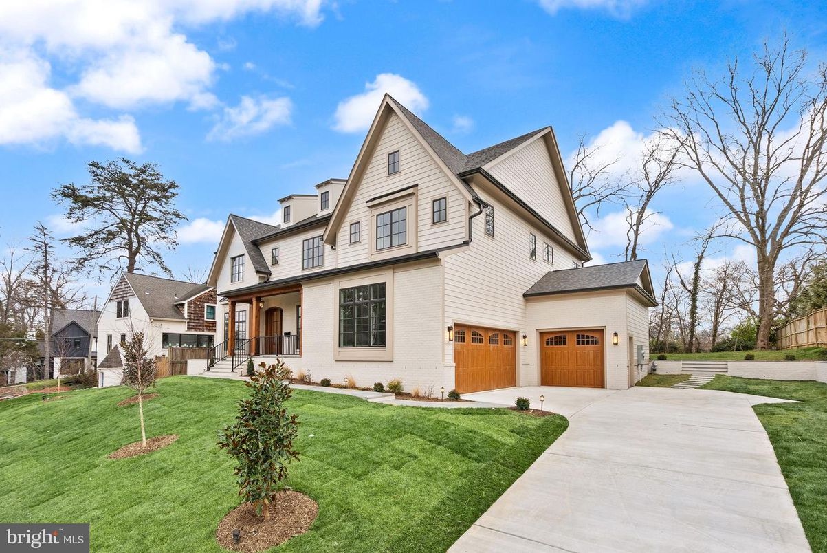 Attached, Exterior, Facade, Farmhouse