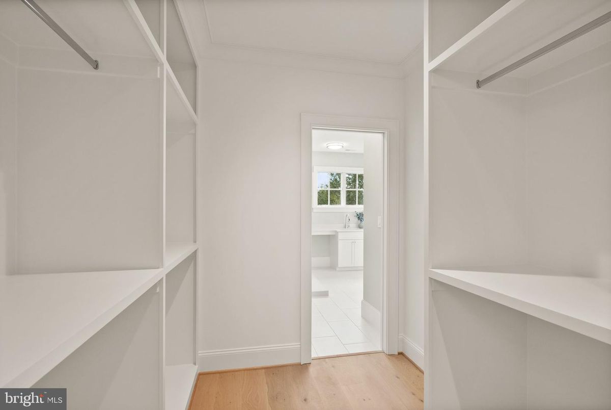 Bathroom, Interior, Walk-in Closets, Wood Texture Flooring