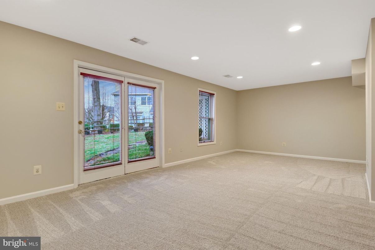 Empty room, Interior, Recessed Lighting