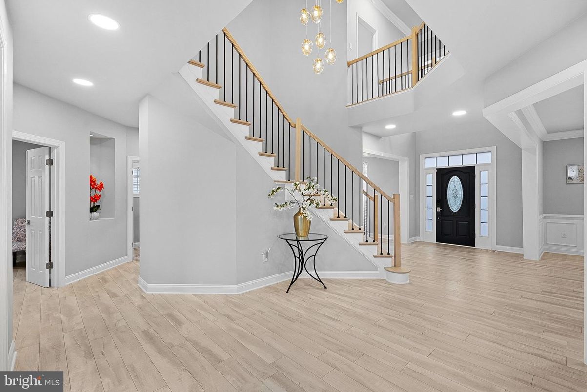 Interior, Pendant Lights, Recessed Lighting, Wood Texture Flooring