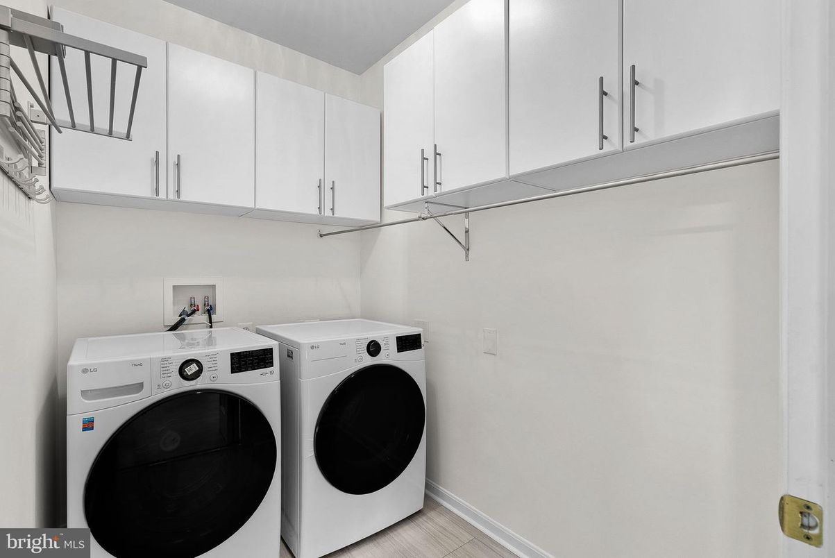 Interior, Washer, Wood Texture Flooring