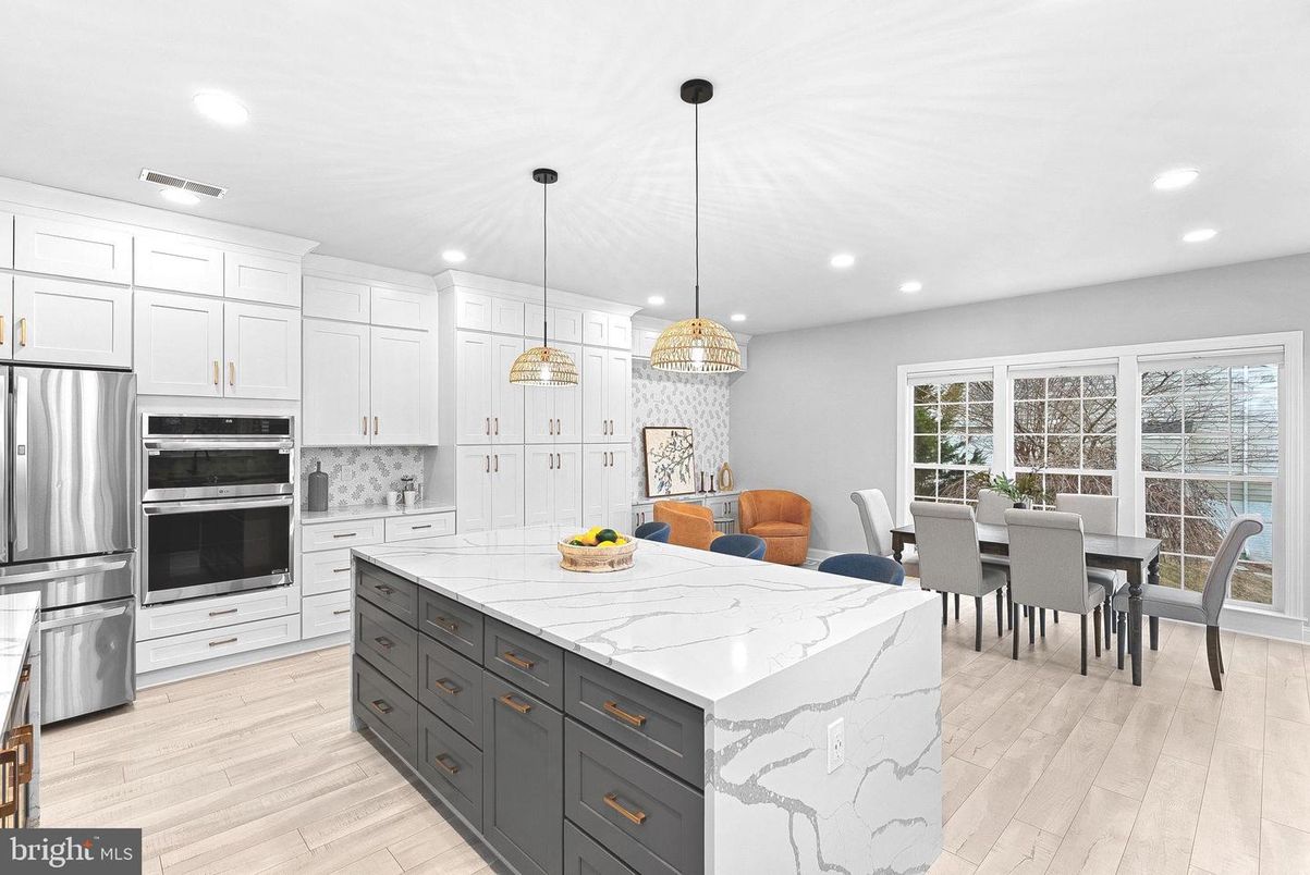 Dining room, Interior, Kitchen, Pendant Lights, Recessed Lighting, Stainless Steel Appliances, Wood Texture Flooring