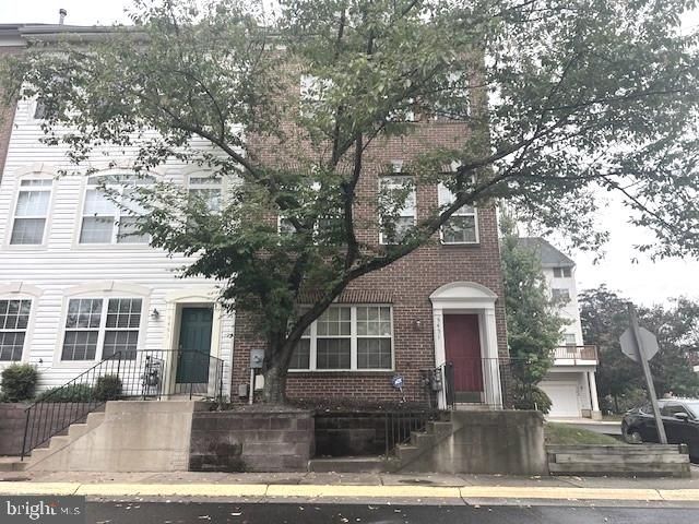 Exterior, Facade, Brick Facade, Rowhouse