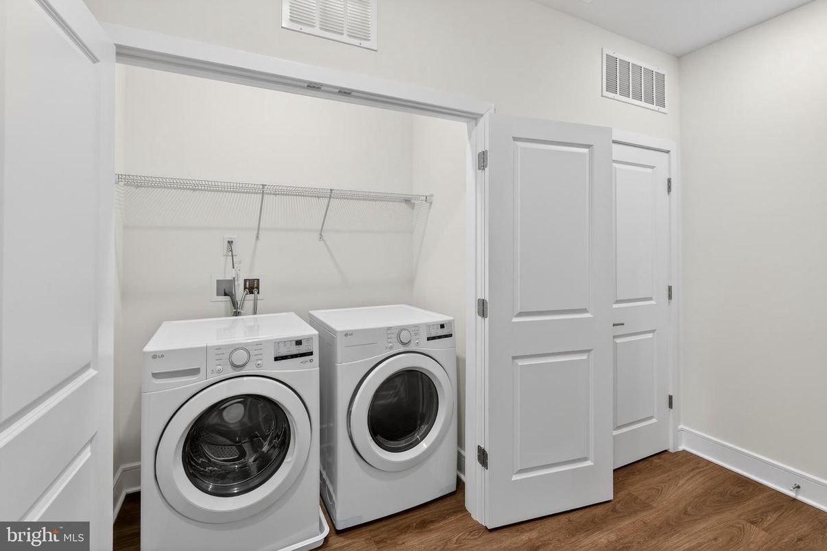 Interior, Washer, Wood Texture Flooring