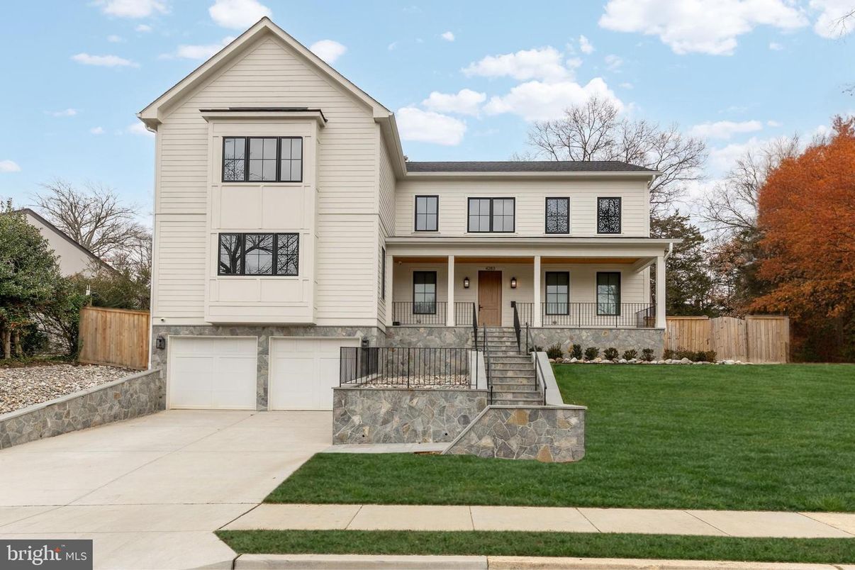 Attached, Exterior, Facade, Farmhouse