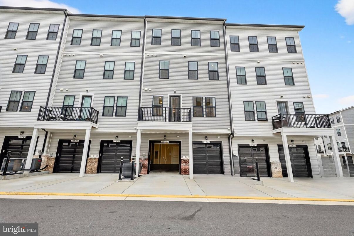 Attached, Exterior, Facade, Rowhouse