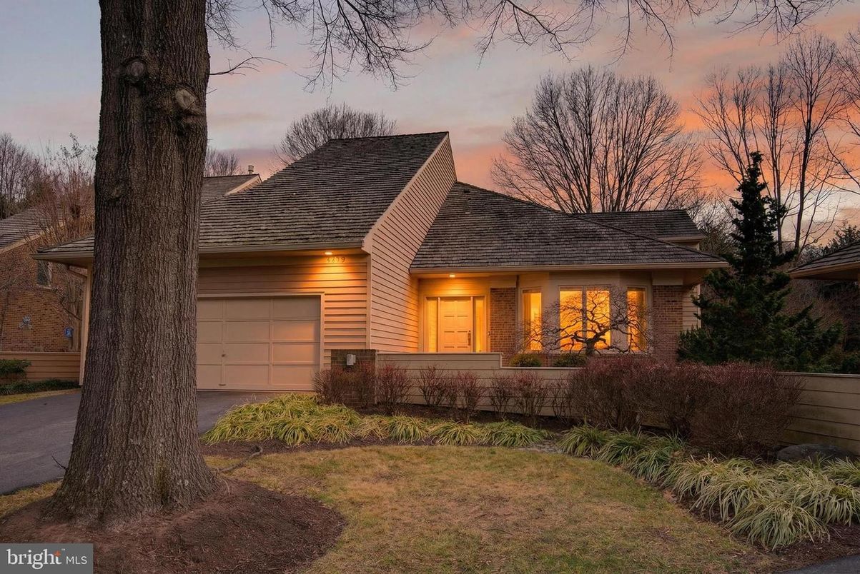 Attached, Exterior, Facade, Ranch