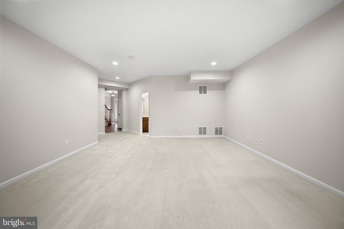 Empty room, Interior, Recessed Lighting