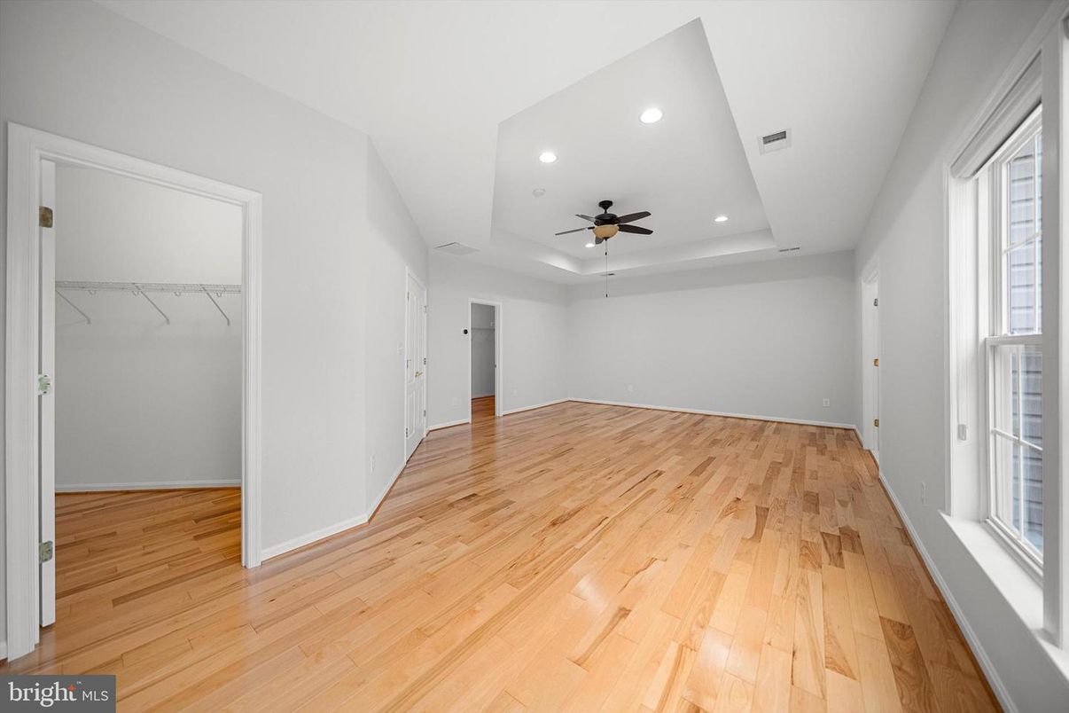 Empty room, Interior, Recessed Lighting, Walk-in Closets, Wood Texture Flooring