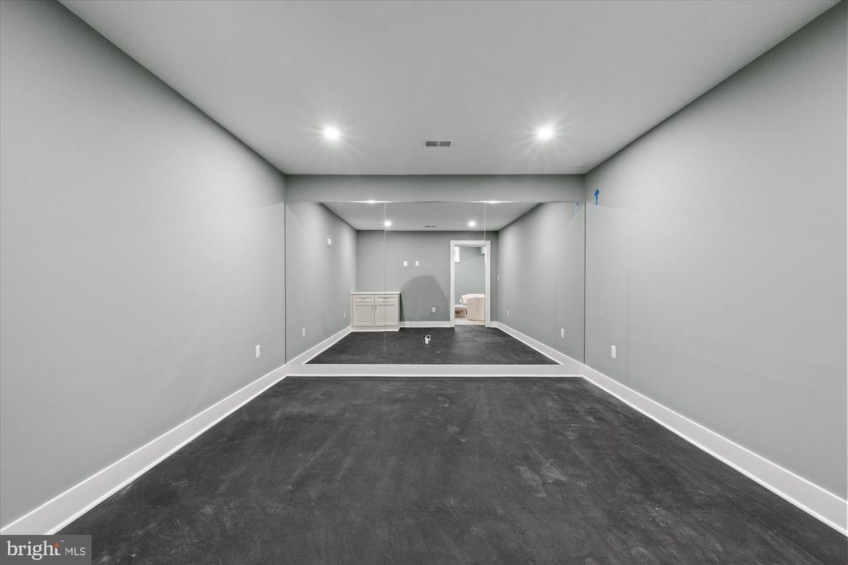 Empty room, Interior, Recessed Lighting