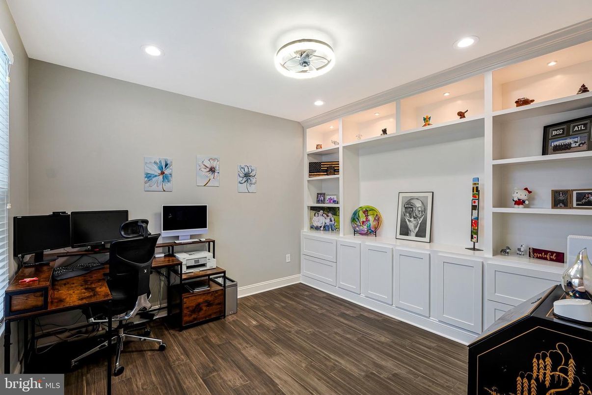 Home Office, Interior, Recessed Lighting, Wood Texture Flooring