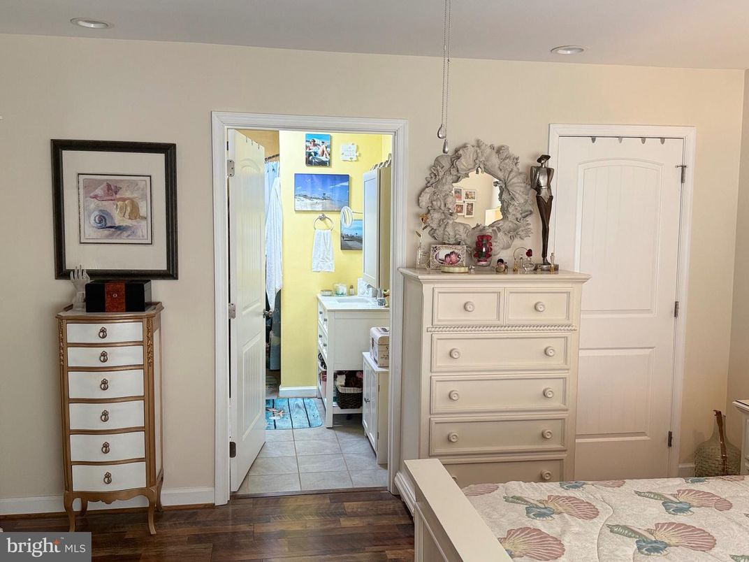 Interior, Pendant Lights, Recessed Lighting, Wood Texture Flooring