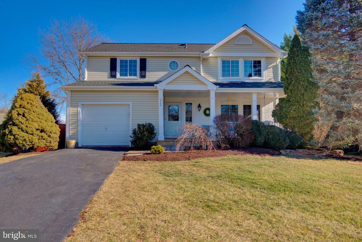 Attached, Exterior, Facade, Farmhouse