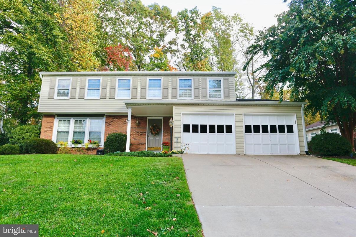 Attached, Exterior, Facade, Brick Facade, Georgian