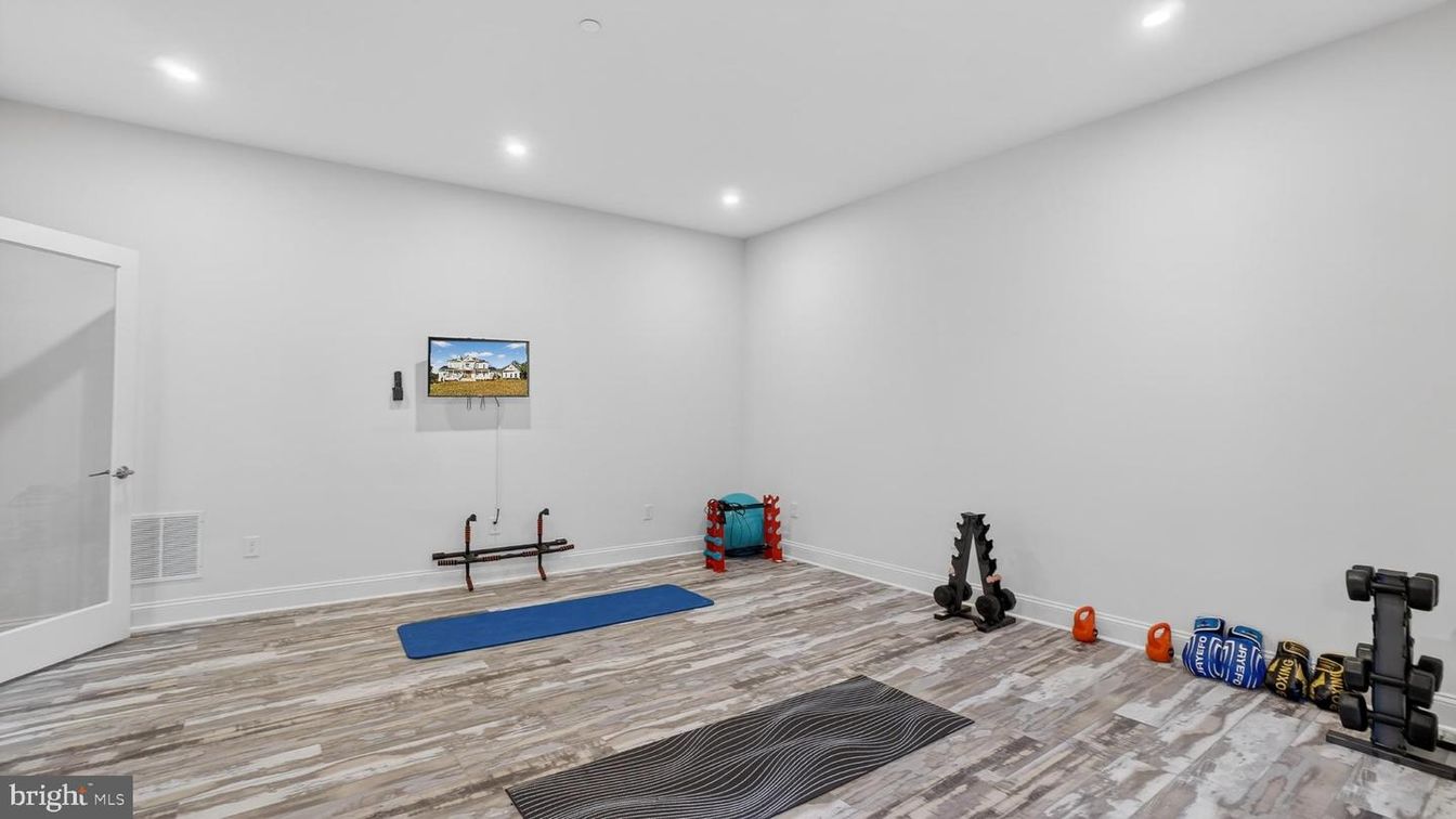 Fitness Equipment, Interior, Recessed Lighting, Wood Texture Flooring