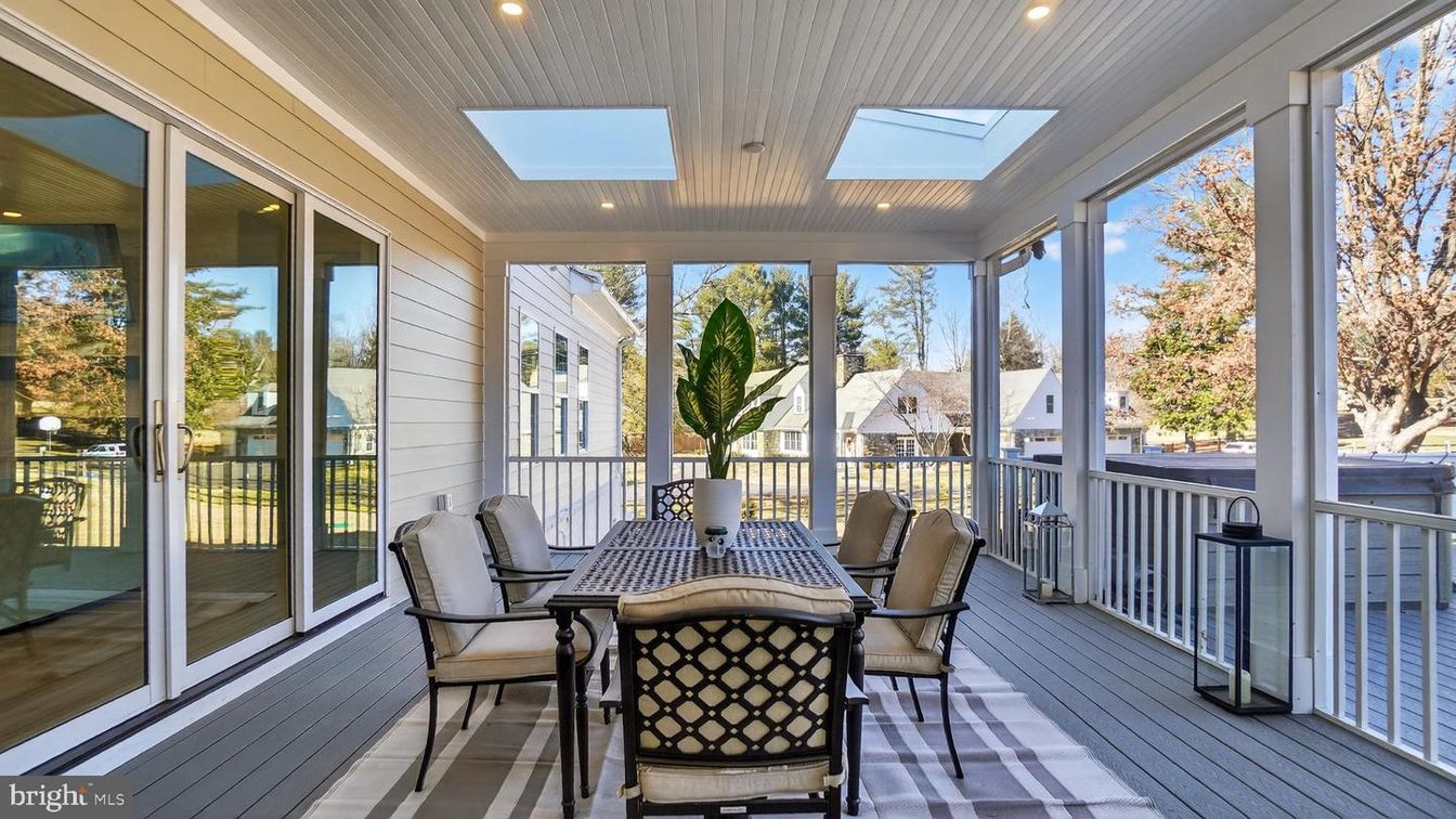 Dining room, Interior, Recessed Lighting, Sun Room, Wood Texture Flooring
