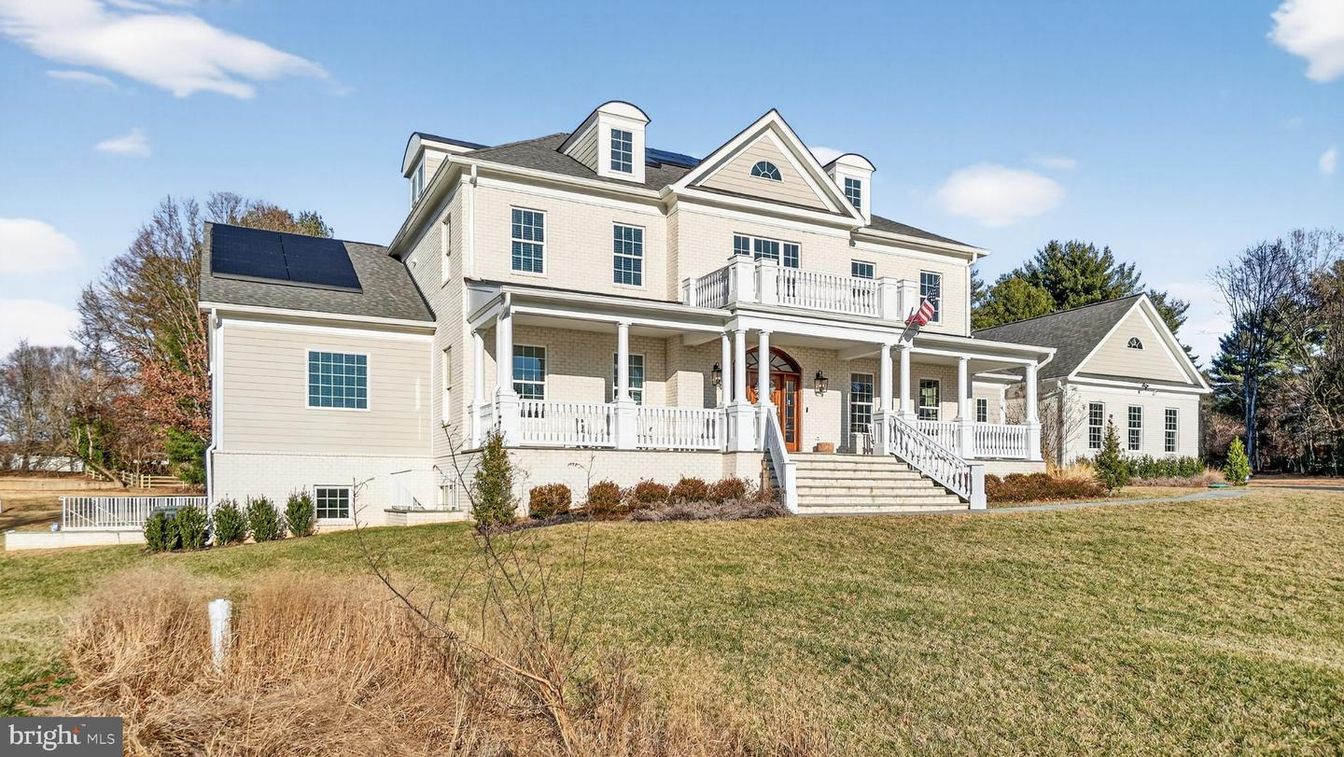 Exterior, Facade, Queen Anne Victorian