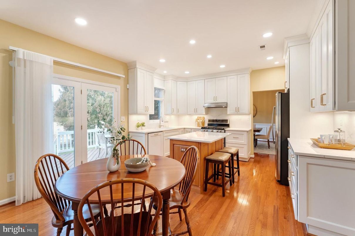Dining room, Interior, Kitchen, Recessed Lighting, Wood Texture Flooring