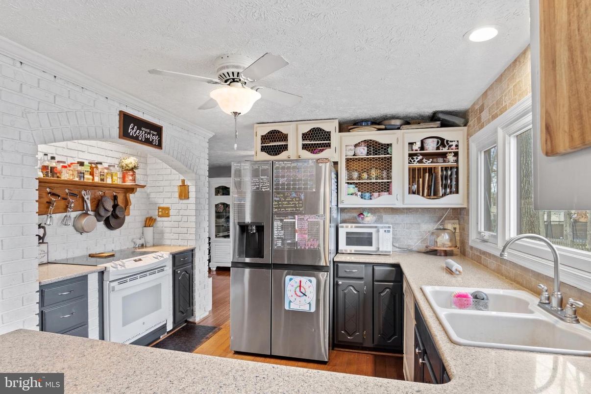 Interior, Kitchen, Recessed Lighting, Stone Walls, Wood Texture Flooring