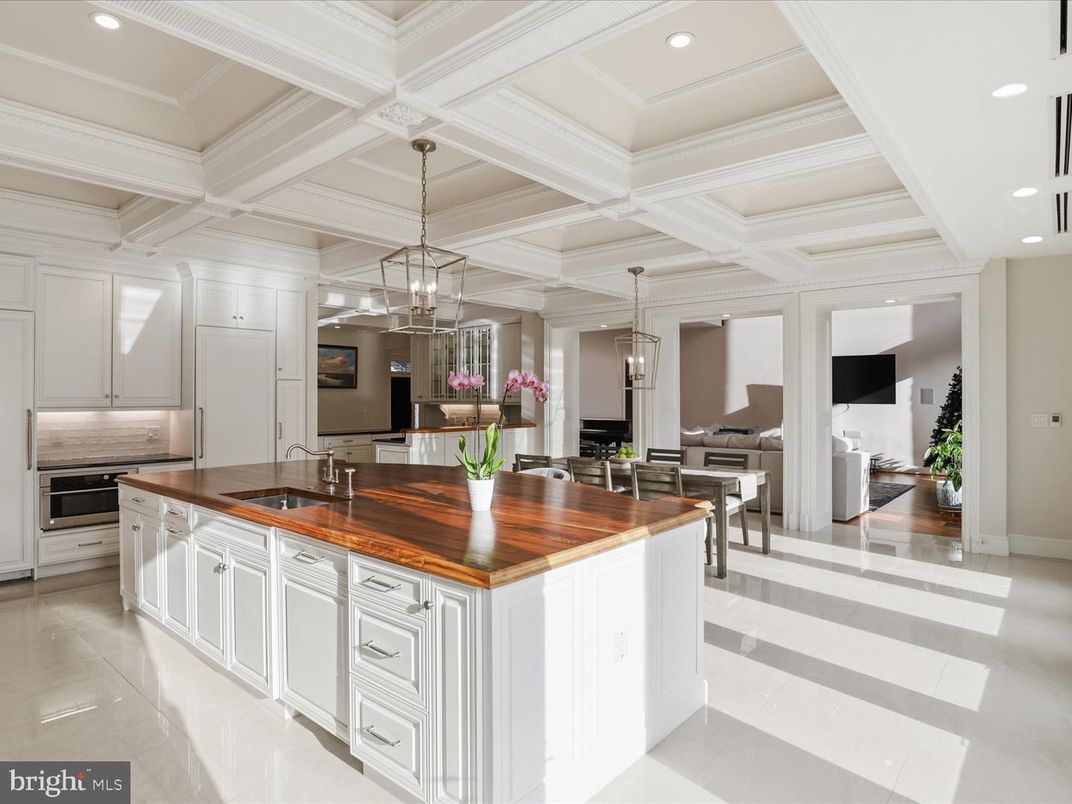 Interior, Kitchen, Living room, Pendant Lights, Recessed Lighting, Stainless Steel Appliances