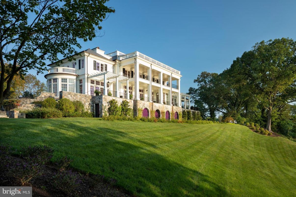 Backyard, Exterior, Facade, Highrise