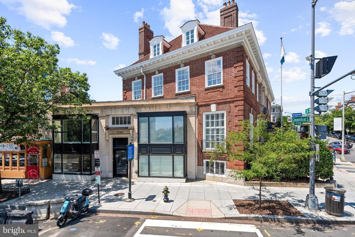 Exterior, Facade, Brick Facade, Georgian