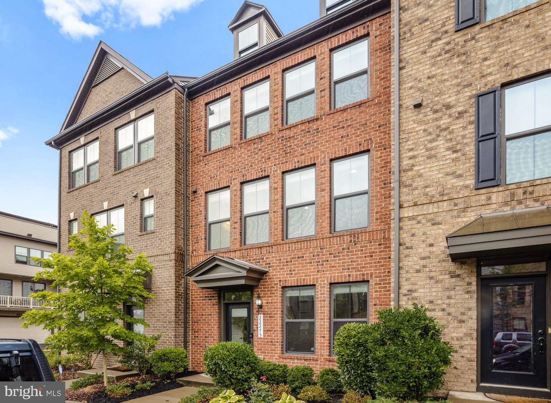 Exterior, Facade, Brick Facade, Rowhouse