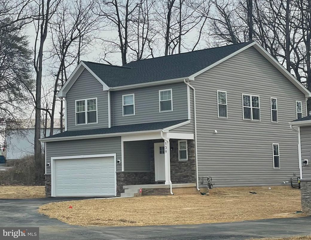 Attached, Exterior, Facade, American Craftsman