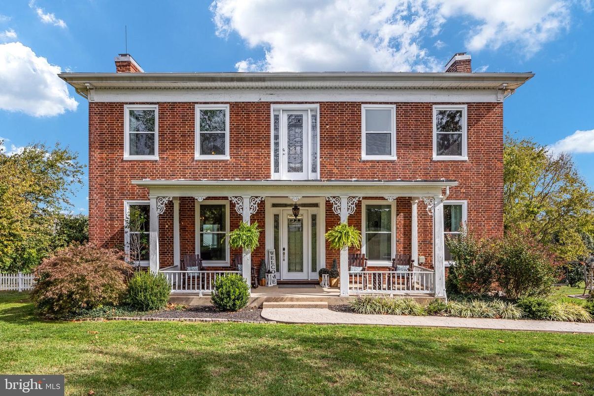 Exterior, Facade, Brick Facade, Georgian