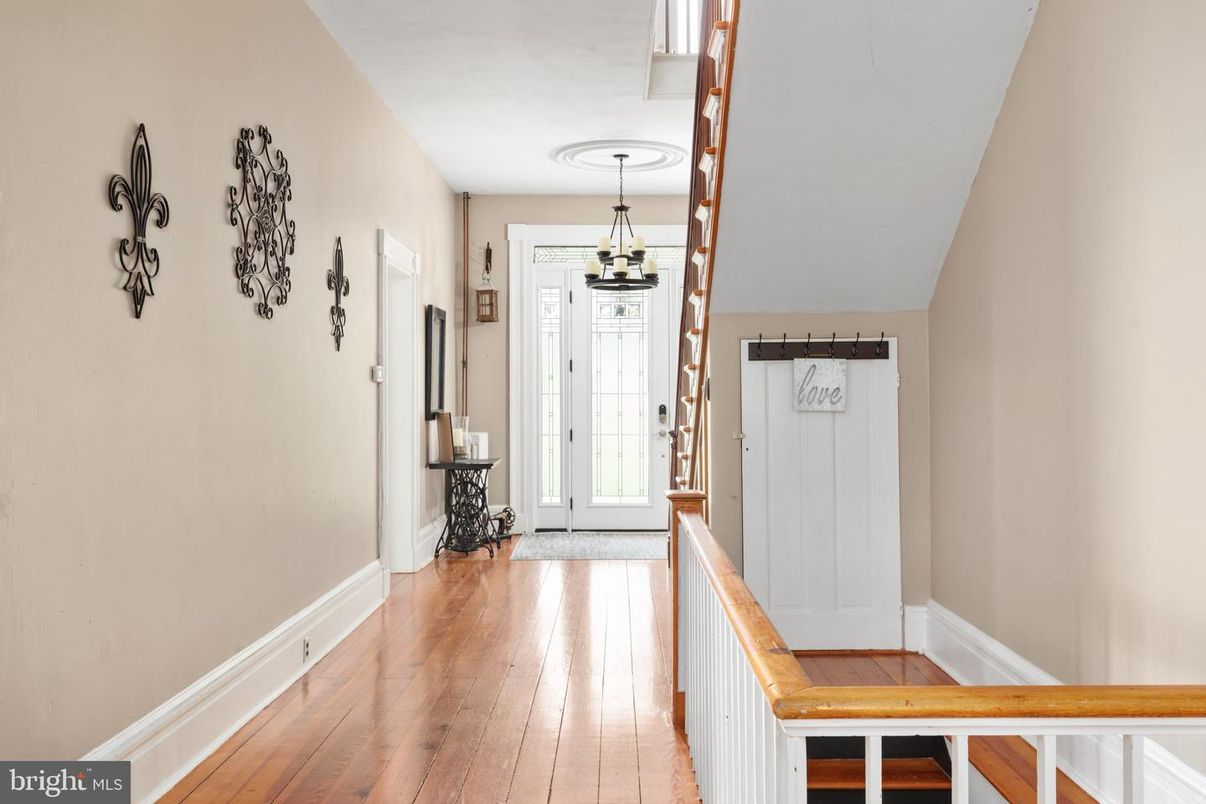 Interior, Pendant Lights, Wood Texture Flooring
