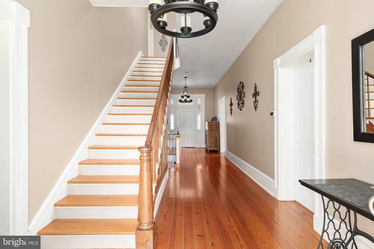 Interior, Pendant Lights, Wood Texture Flooring