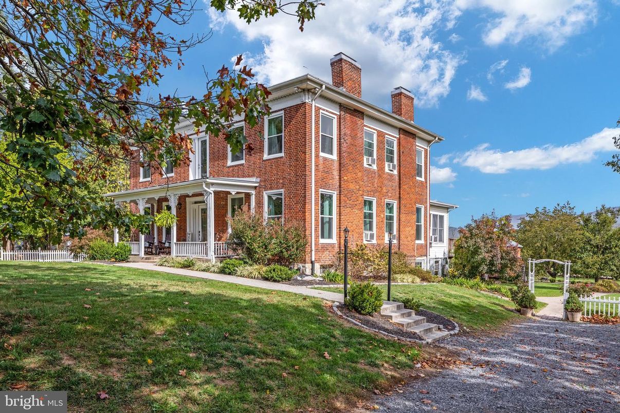 Backyard, Exterior, Facade, Brick Facade, Georgian