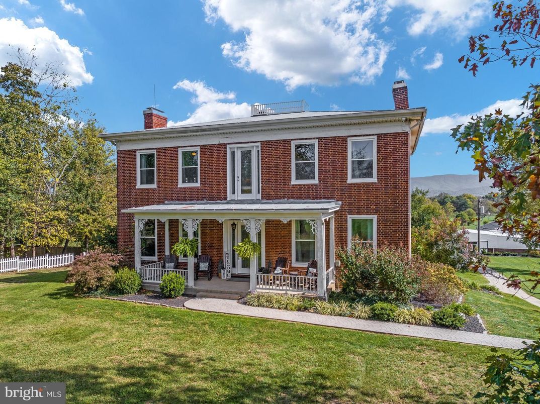 Exterior, Facade, Brick Facade, Georgian