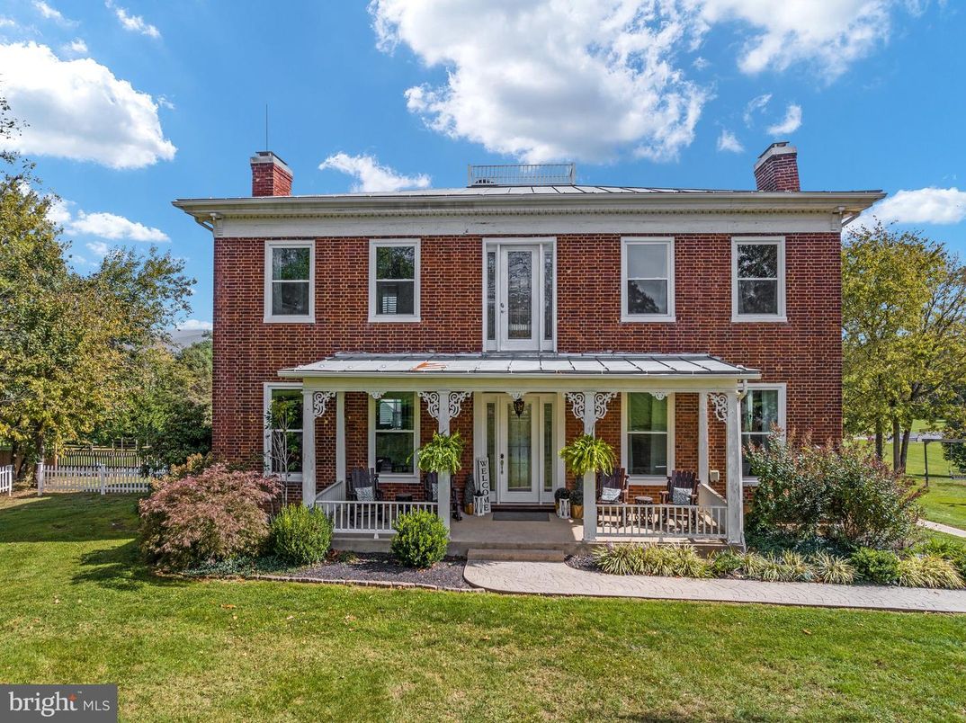 Exterior, Facade, Brick Facade, Georgian