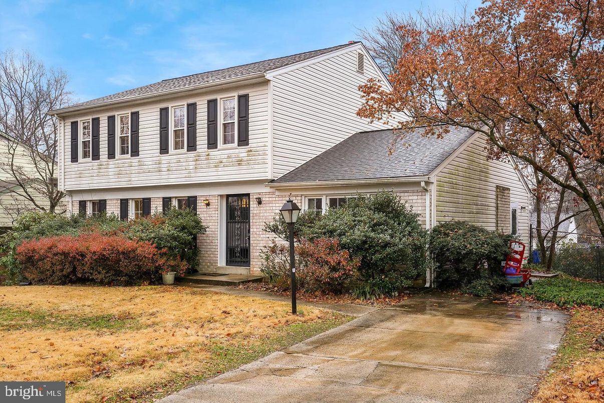 Exterior, Facade, Split Level