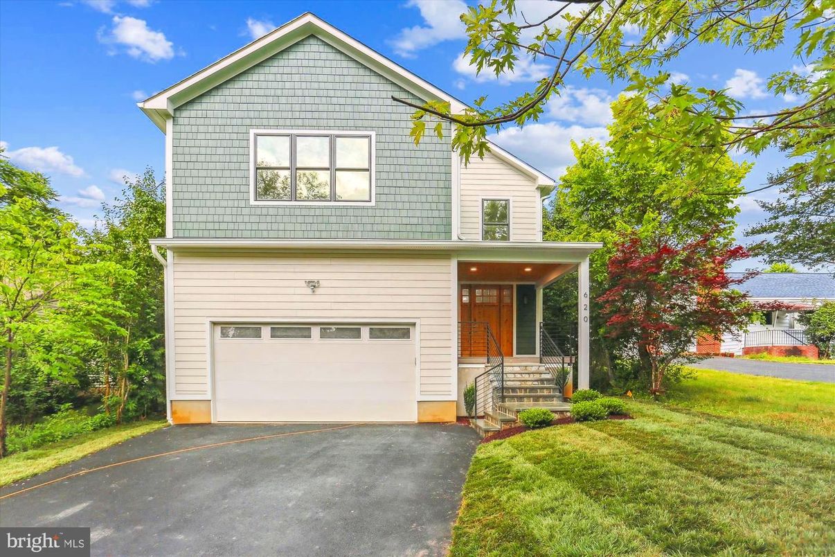 Attached, Exterior, Facade, Farmhouse