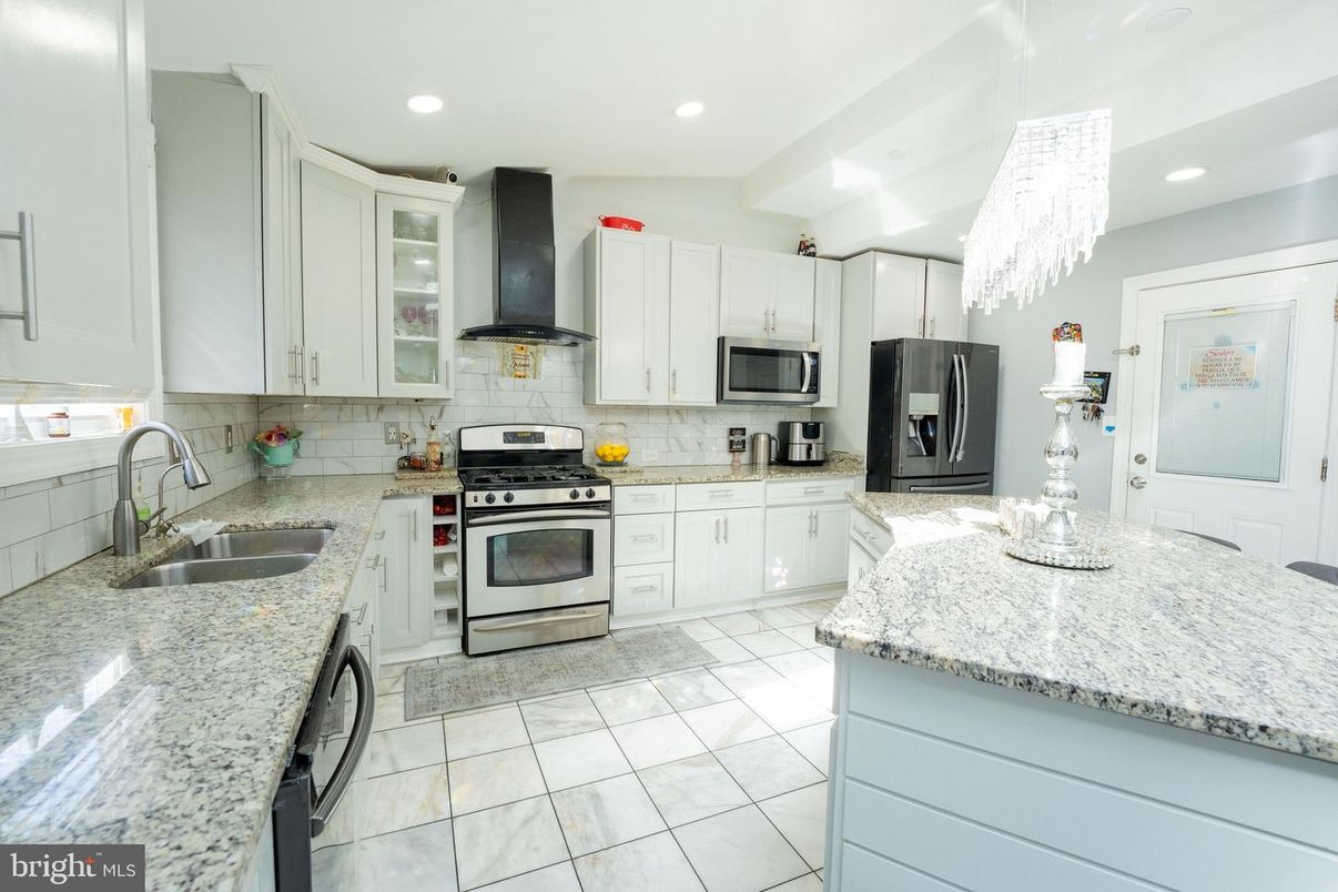 Chandelier, Interior, Kitchen, Recessed Lighting, Stainless Steel Appliances