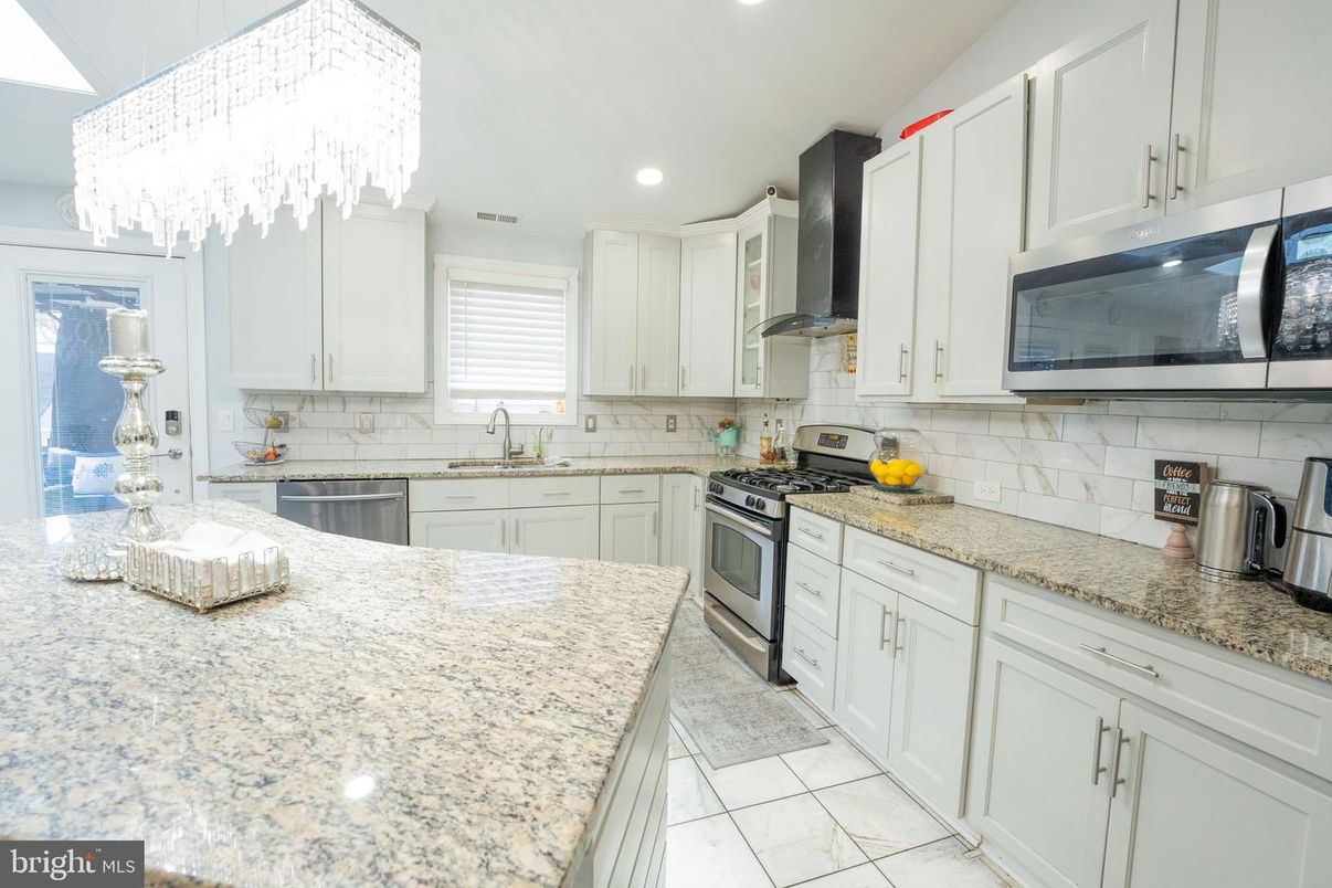 Chandelier, Interior, Kitchen, Recessed Lighting, Stainless Steel Appliances