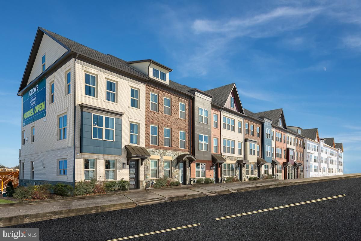 Exterior, Facade, Rowhouse