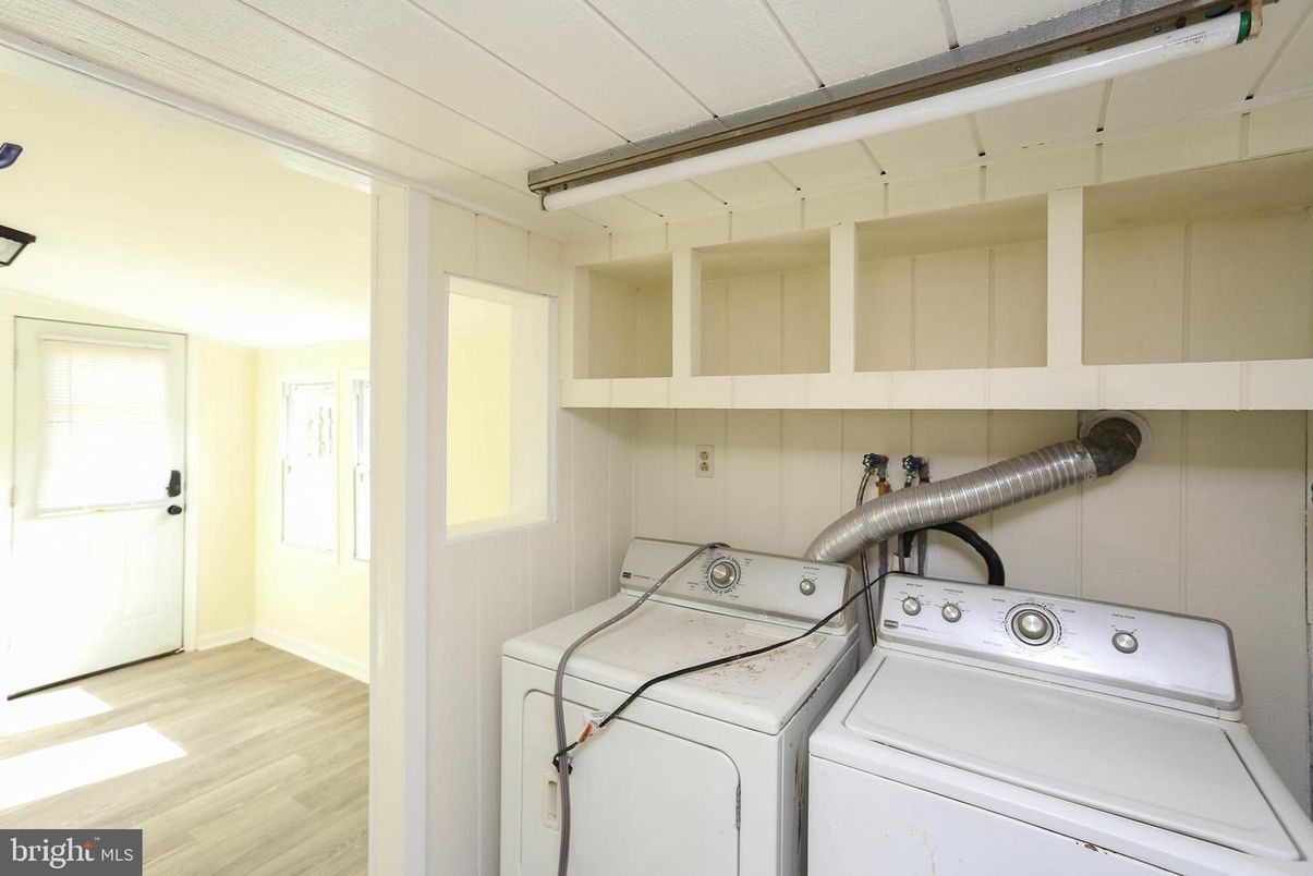 Interior, Utility Closets, Washer, Wood Texture Flooring