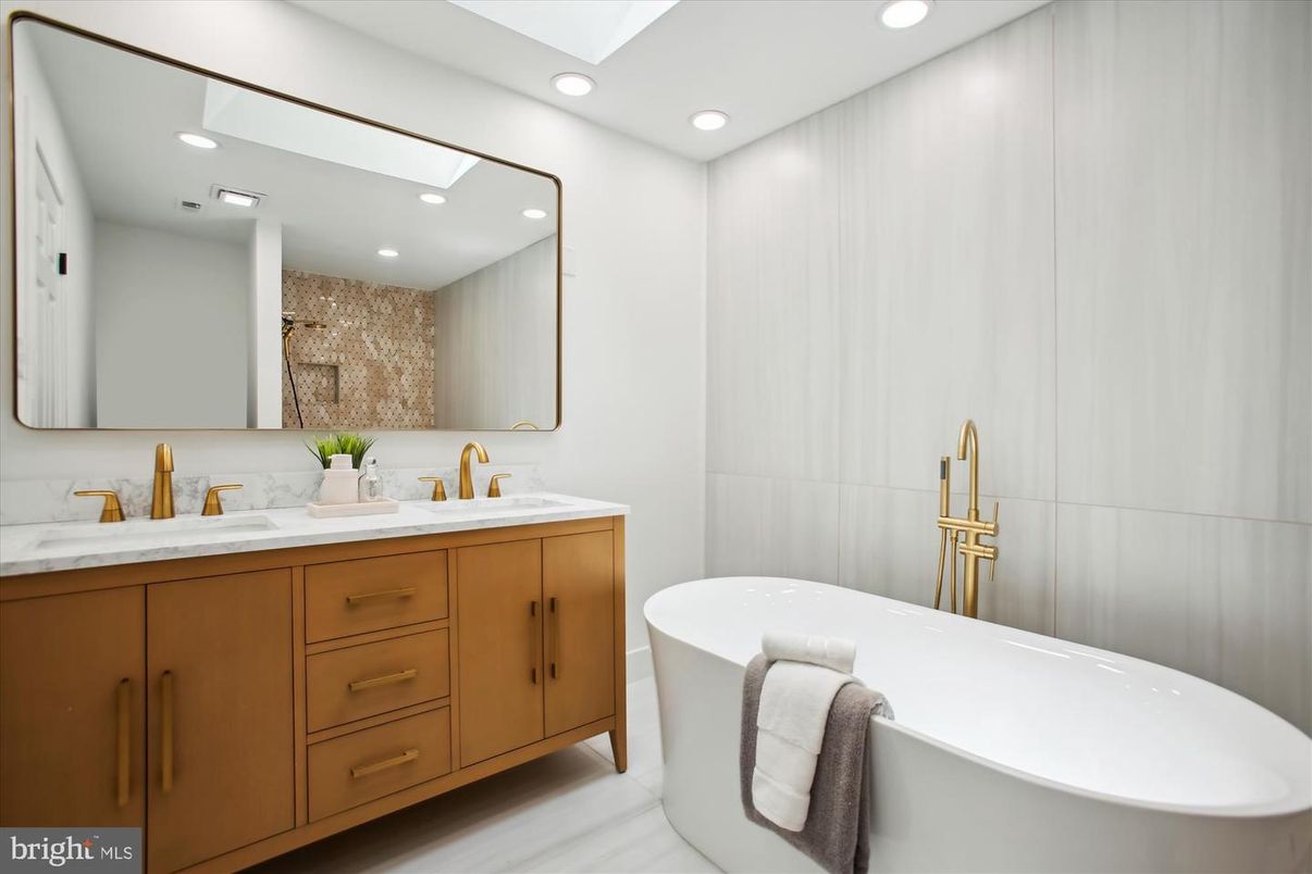 Bathroom, Dual Sink Vanities, Free Standing Baths, Interior, Recessed Lighting