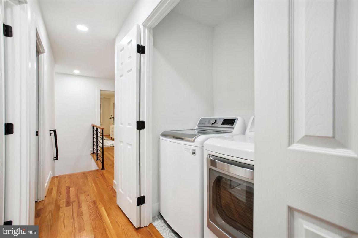 Interior, Recessed Lighting, Washer, Wood Texture Flooring